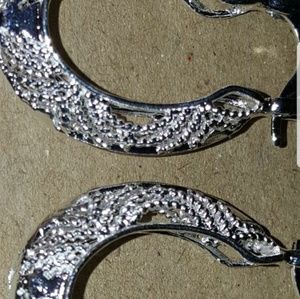 WOMEN'S STERLING SLIVER HOOP EARRINGS.
BRAND NEW